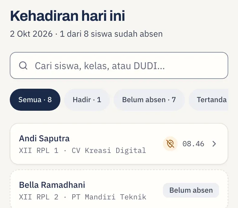Daftar kehadiran hari ini di layar guru: Andi Saputra sudah absen jam 08.46 dengan ikon penanda di luar radius, siswa lain belum absen